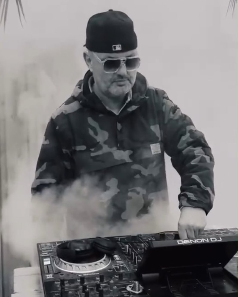 Olaf am DJ-Pult